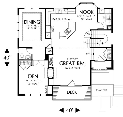 三卧室两层班伯里海滩住宅的主平面平面图，带正式餐厅，带早餐角的厨房，书房和通往甲板的大房间。