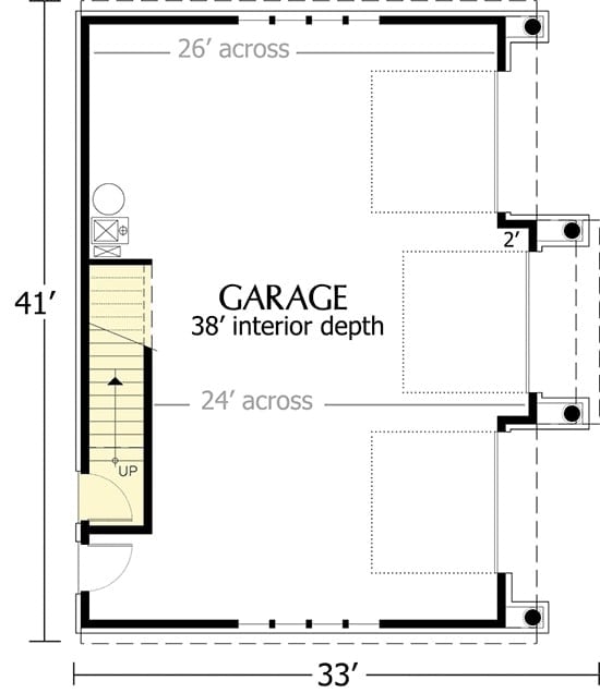 两层两居室马车小屋的主平面平面图，带有三车位车库和通往起居空间的楼梯。