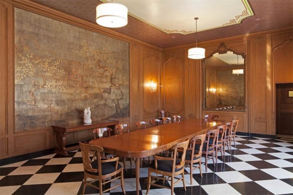 这是正式的餐厅，有一张大木制餐桌，周围环绕着木椅，在黑白格子地板的映衬下显得格外突出。图片来自Toptenrealestatedeals.com。