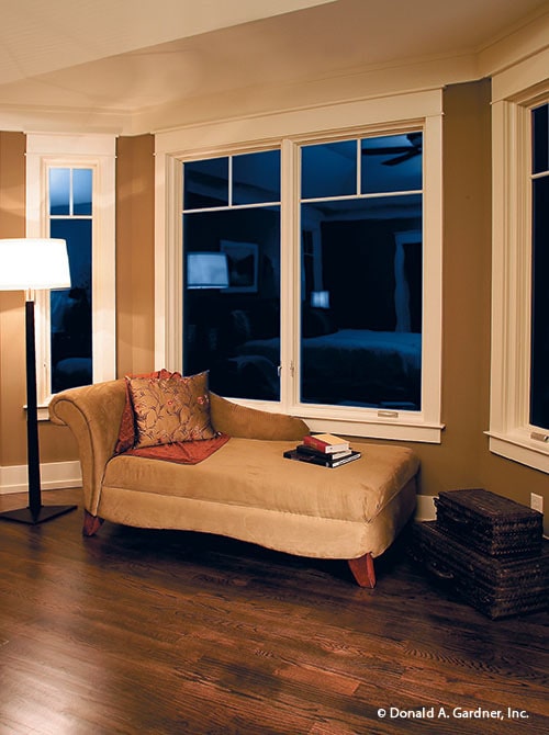 客厅配备了一个优雅的躺椅休息室，藤蔓储藏室，和一个温暖的落地灯。