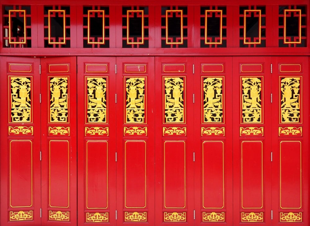 这是一套充满活力的红色和金色的手风琴门。
