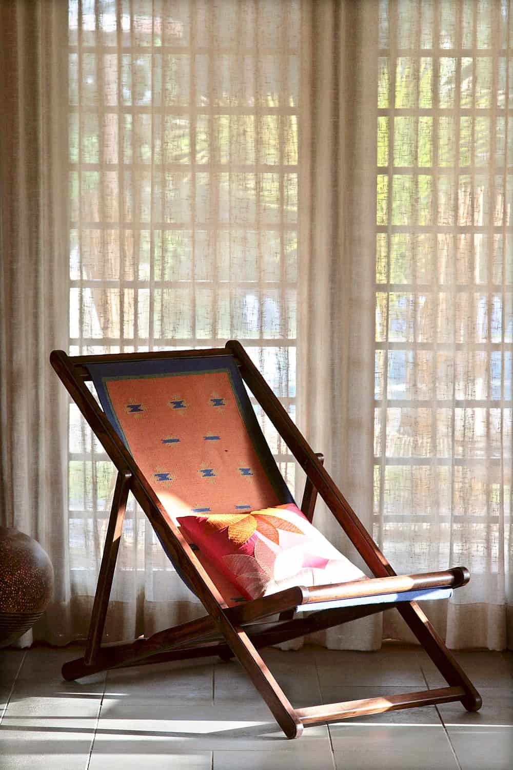 这个木躺椅,与大玻璃窗与白色窗帘。
