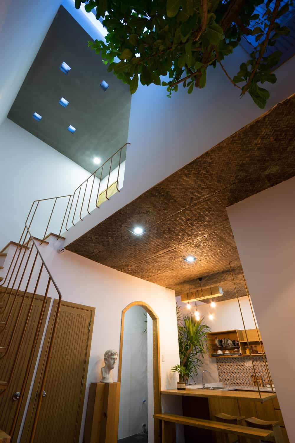 这是厨房的天花板，由编织的柳条和现代的嵌入式灯组成。