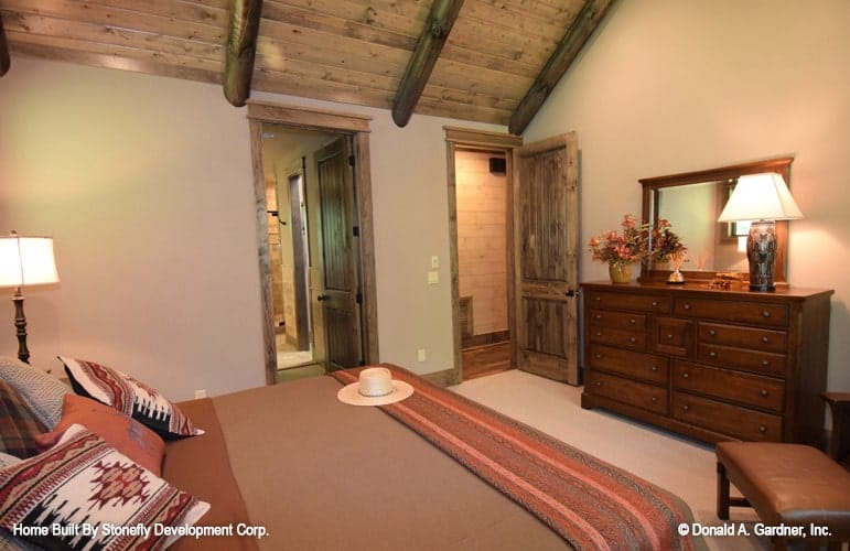 主卧室包括一间由乡村木门封闭的私人浴室。