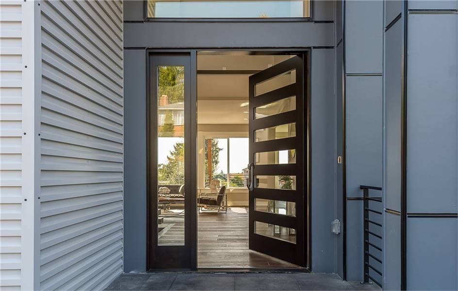 住宅入口有一扇玻璃前门，通往门厅和客厅。