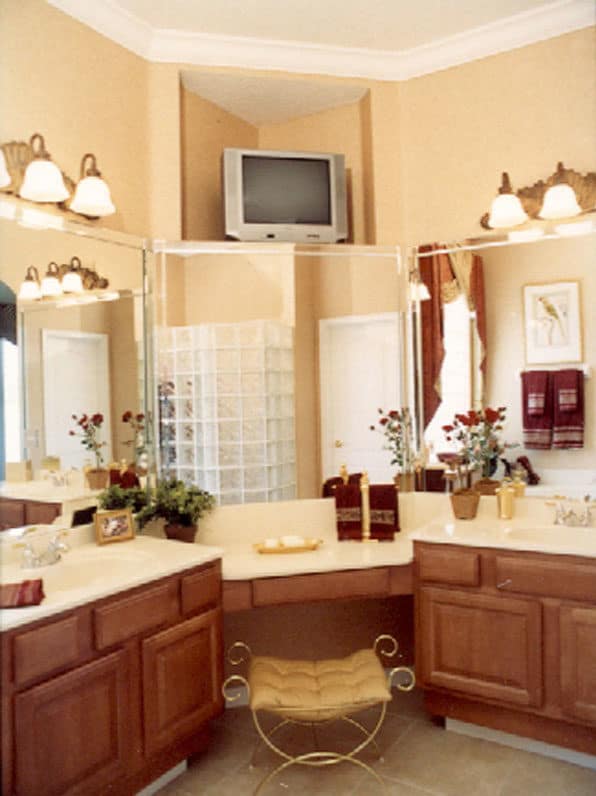 一个华丽的缓冲凳子补充双水槽和镜子三片式的虚荣心。