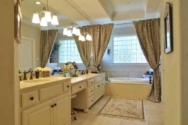 主浴室配备了双水槽梳妆台和一个放置在玻璃窗下的插入式浴缸。