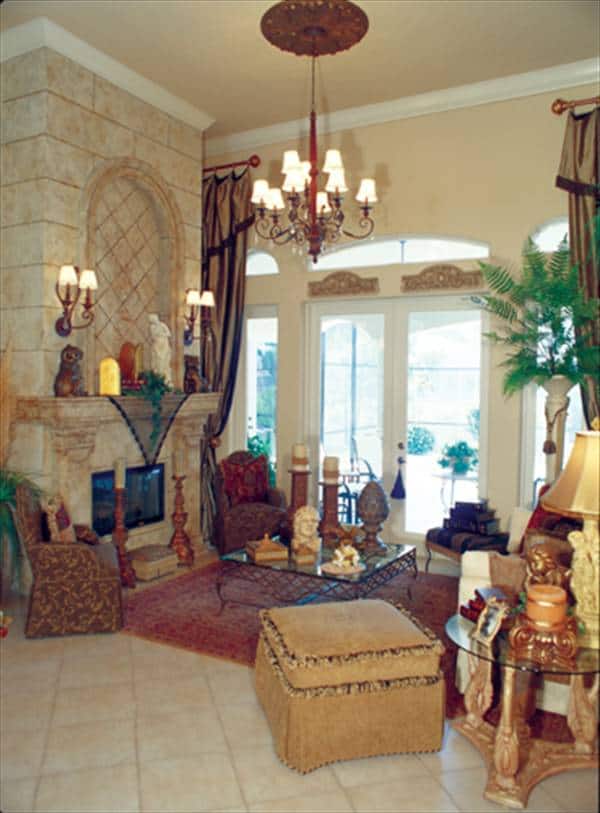 客厅有优雅的座位,一个玻璃咖啡桌,大理石壁炉,一个华丽的吊灯。