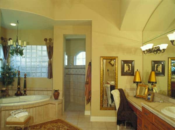 主浴室有一个步入式淋浴,双水槽虚荣,和一个角落浴缸固定在玻璃块窗口。