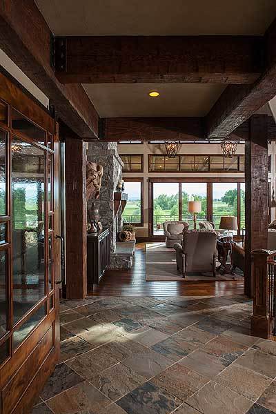 门厅通过巨大的窗户可以看到客厅和室外的美景。