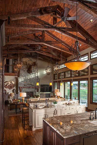开放式厨房和起居室，硬木地板和拱形天花板，框架外露木梁。