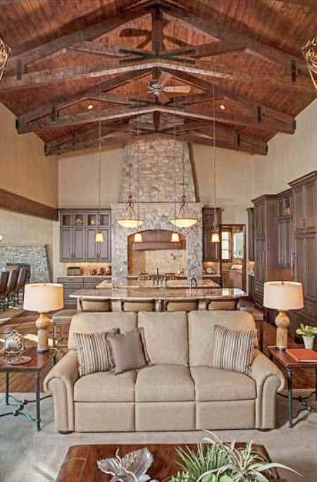 客厅里有米色的组合式家具和木桌，放在舒适的区域地毯上。