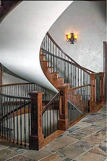 有锻铁栏杆的旋转楼梯通向卧室和地下室。