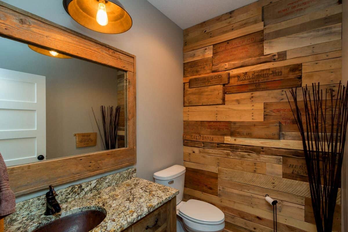 盥洗室里有花岗岩梳妆台，厕所，还有一面木板墙。