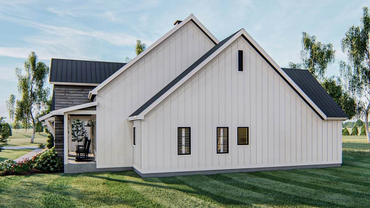 右侧视图显示白色的垂直墙板,山墙风格和良好的草坪周围的房子。
