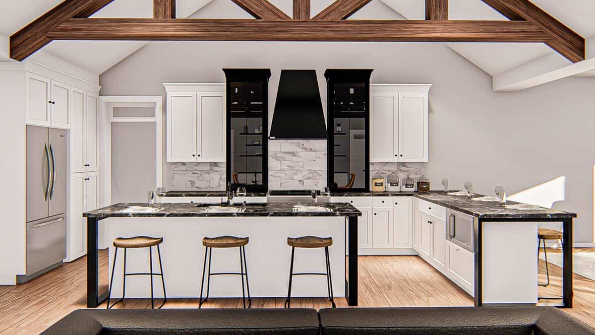 厨房,白色的橱柜,黑色大理石台面,石板电器,早餐岛。