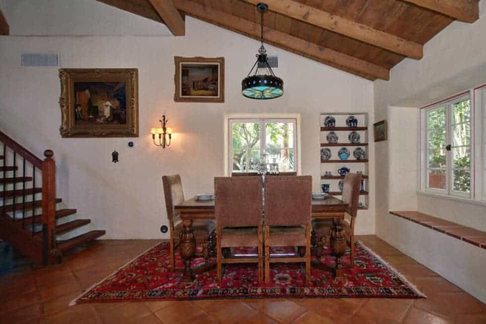 用餐区距离客厅仅几步之遥，在拱形木梁天花板下有一张大木制餐桌。图片来自Toptenrealestatedeals.com。