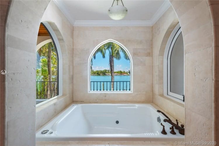 这是浴室和一个大广场浴缸内湾拱形窗户。图片由Toptenrealestatedeals.com。