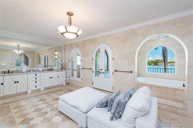 这主浴室的其他视图展示了一个巨大的白色长椅对面半平照明下虚荣面积。图片由Toptenrealestatedeals.com。