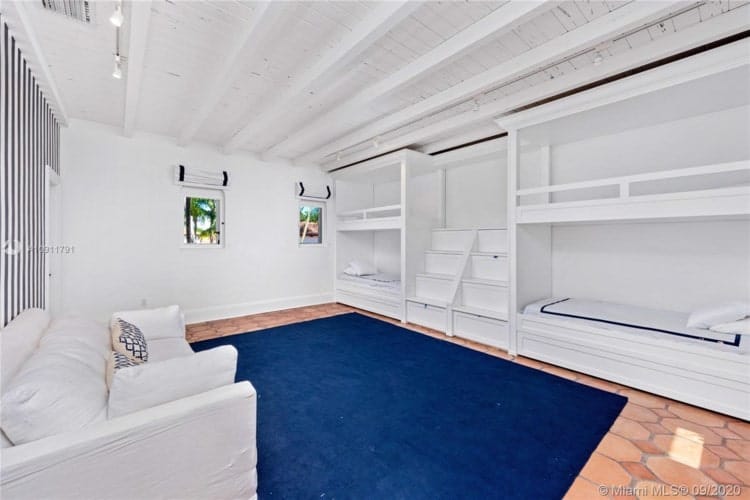 这是孩子们的卧室有四个床铺在白色基调匹配墙壁和天花板微笑。图片由Toptenrealestatedeals.com。