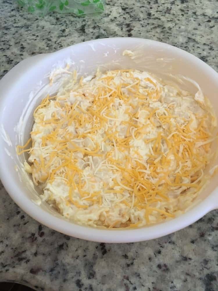 把食材混合在一个平底锅里，上面撒上奶酪。