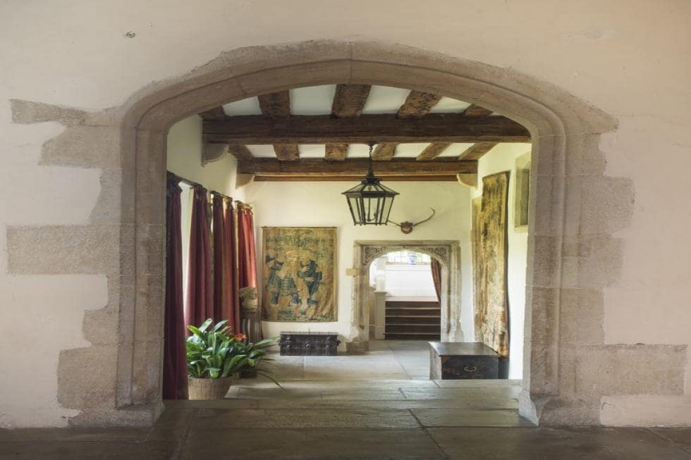 这是庄园的石头门厅，有横梁天花板和通往房子各个部分的大石拱。图片来自Toptenrealestatedeals.com。