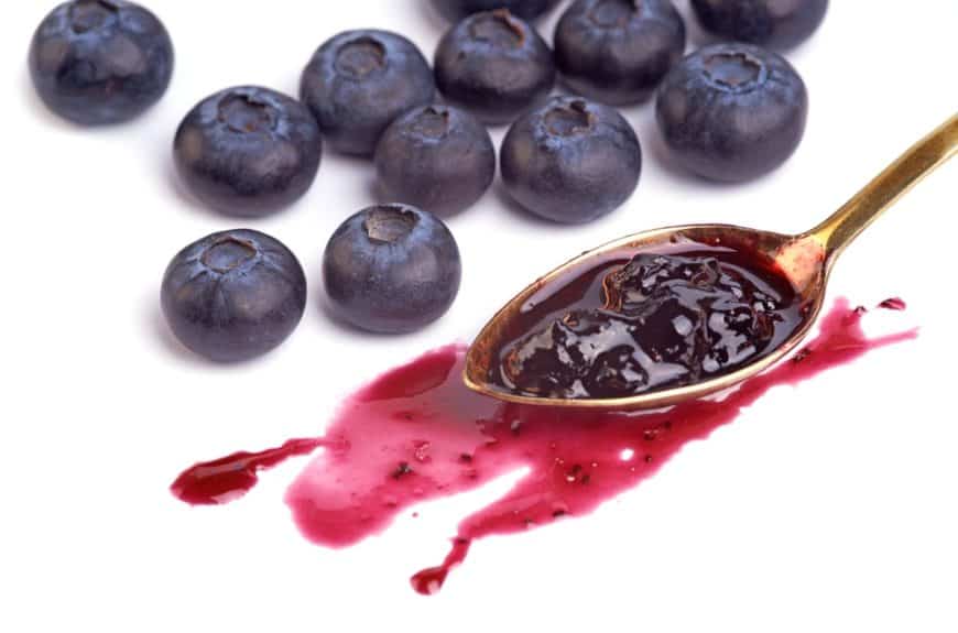 在蓝莓旁边放一勺蓝莓提取物。