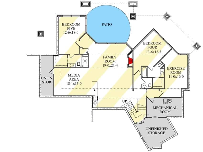 低层平面图有两间额外的卧室，一间健身房，媒体区和一间带湿酒吧和露台的家庭娱乐室。