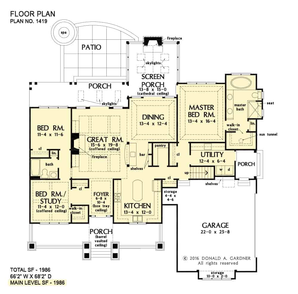 三卧室单层The Cline别墅的主层平面图，设有大房间、厨房、餐厅区，可通往封闭的门廊、公用设施和三间卧室，包括主要套房和灵活的书房。