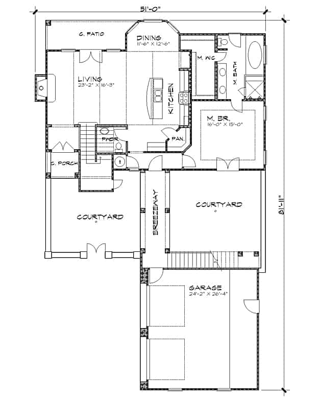 Bellasera D西班牙住宅的主层平面图，带有车库、庭院、主要套房、厨房、餐厅和通往后门廊的客厅。