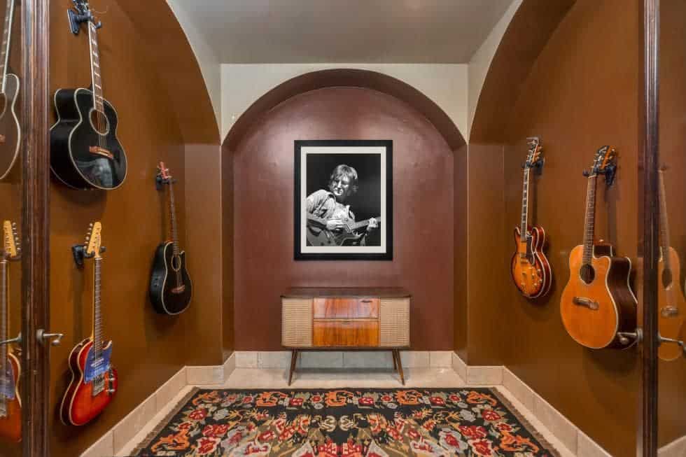 这是吉他显示房间各种吉他安装在拱门和柱子的深棕色的墙壁。图片由Toptenrealestatedeals.com。