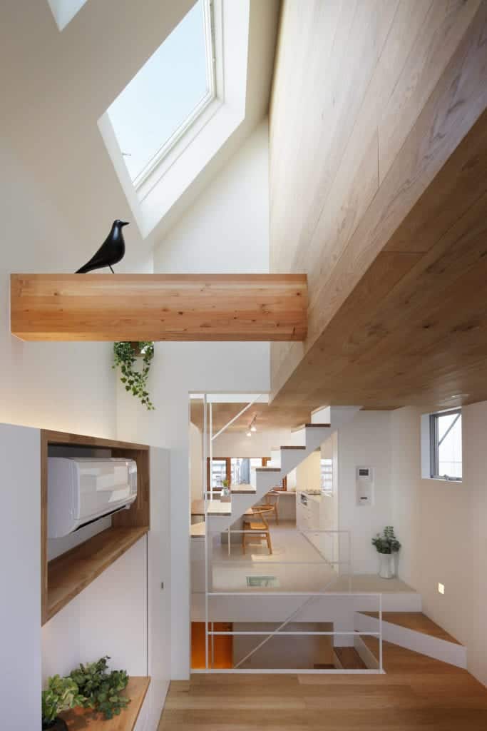 这是一个近距离观察木棚天花板的木梁，装饰着装饰性的鸟雕像。