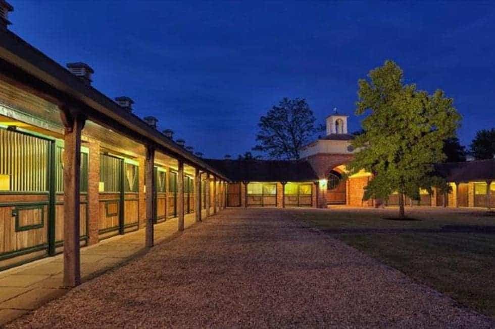 这是该物业的马术中心，有几个马厩和摊位围绕着一个大庭院。图片来自Toptenrealestatedeals.com。