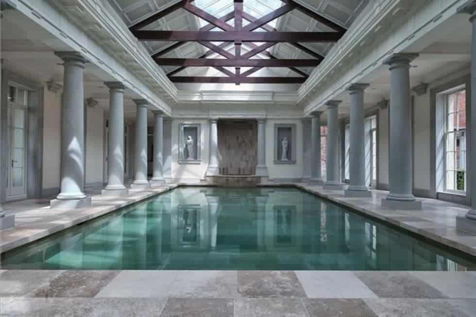 这是该庄园的大型室内游泳池，有一个高高的大教堂，天花板上有天窗，周围有希腊风格的柱子。图片来自Toptenrealestatedeals.com。