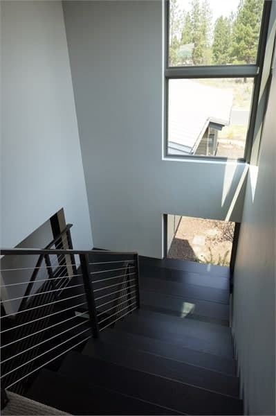 楼梯平台上铺设了宽阔的木板地板和玻璃窗，可以俯瞰庭院。