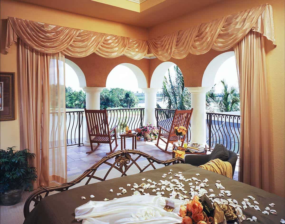 客房有舒适的床和一个私人阳台充满木制摇椅。