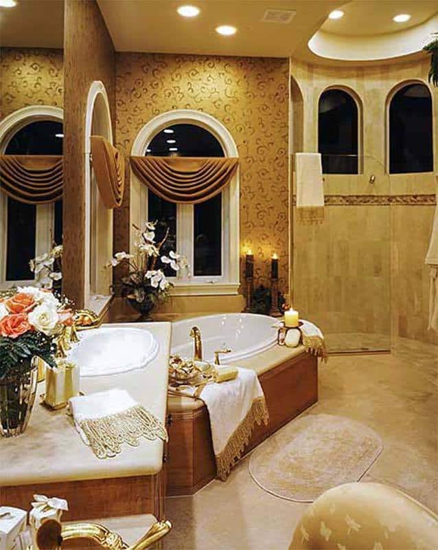 主浴室木虚荣,角落浴缸和淋浴区无框架玻璃封闭。