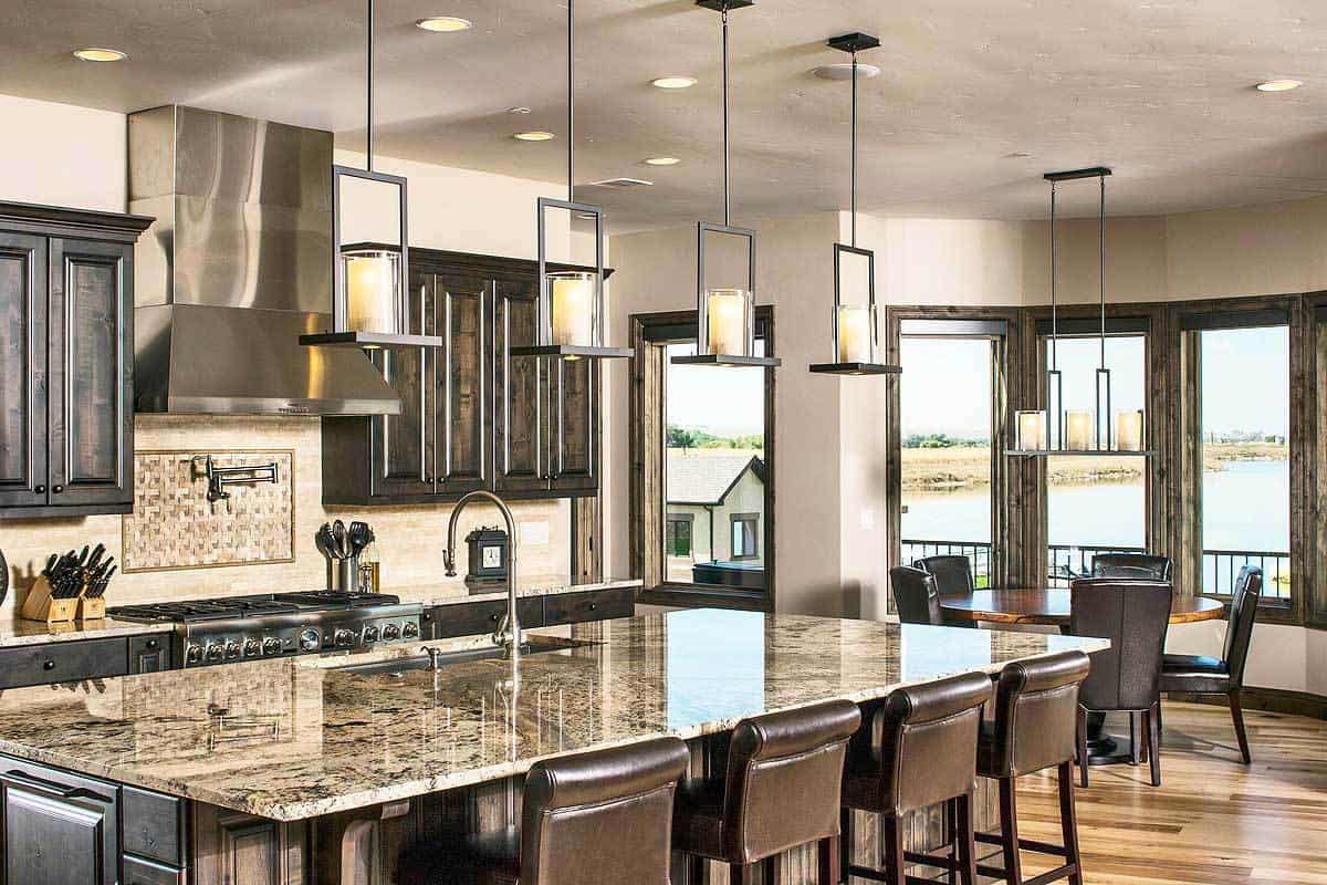 就餐的厨房通过线性垂饰和飘窗的自然光采光良好。