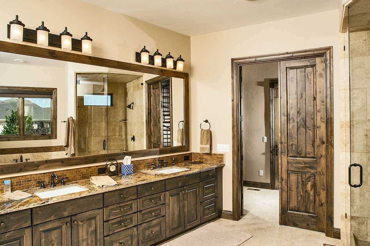 主浴室设有一个双洗手池梳妆台，配有一面长矩形镜子。