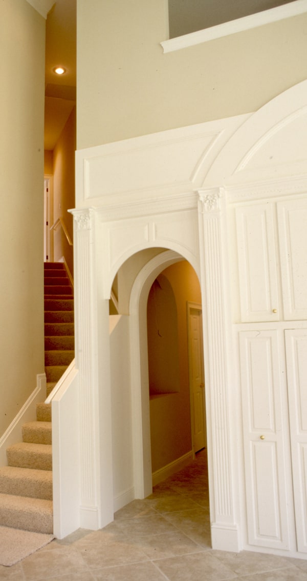 楼梯旁的拱形走廊通往家庭卧室。