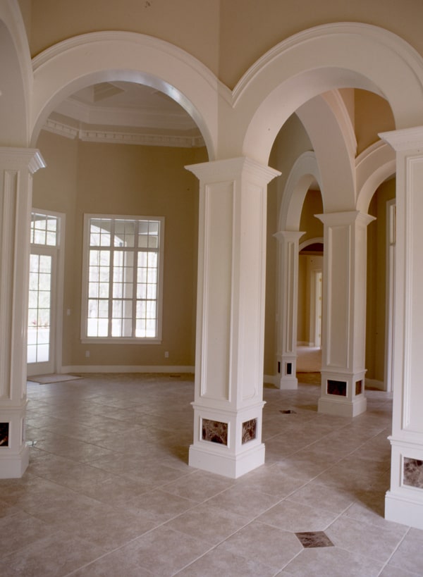 家庭内部展示装饰拱门和大理石瓷砖地板。