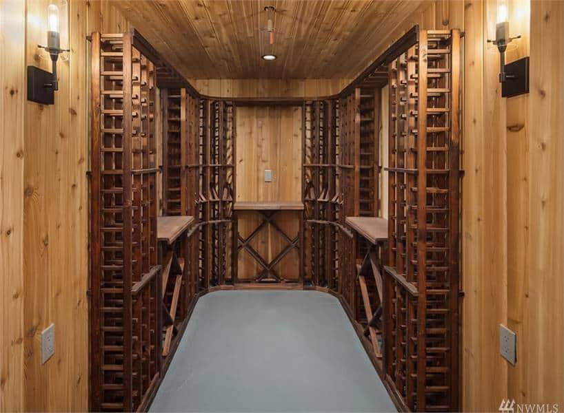 酒窖里摆满了木制的酒架，呈柱状排列，呈纵横交错的图案。