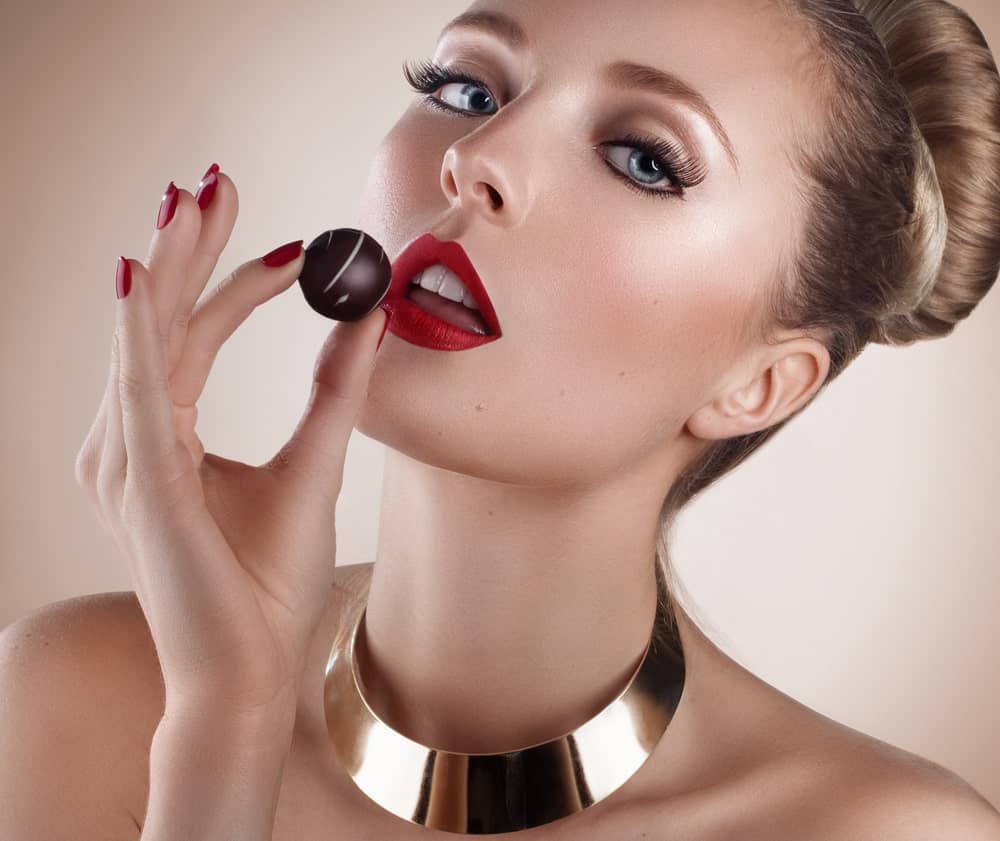 一个女人在给一块巧克力做模特。