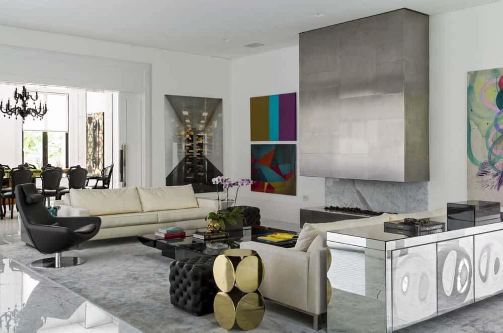 这是一个现代的客厅，壁炉旁的墙上挂着艺术作品，色彩丰富。