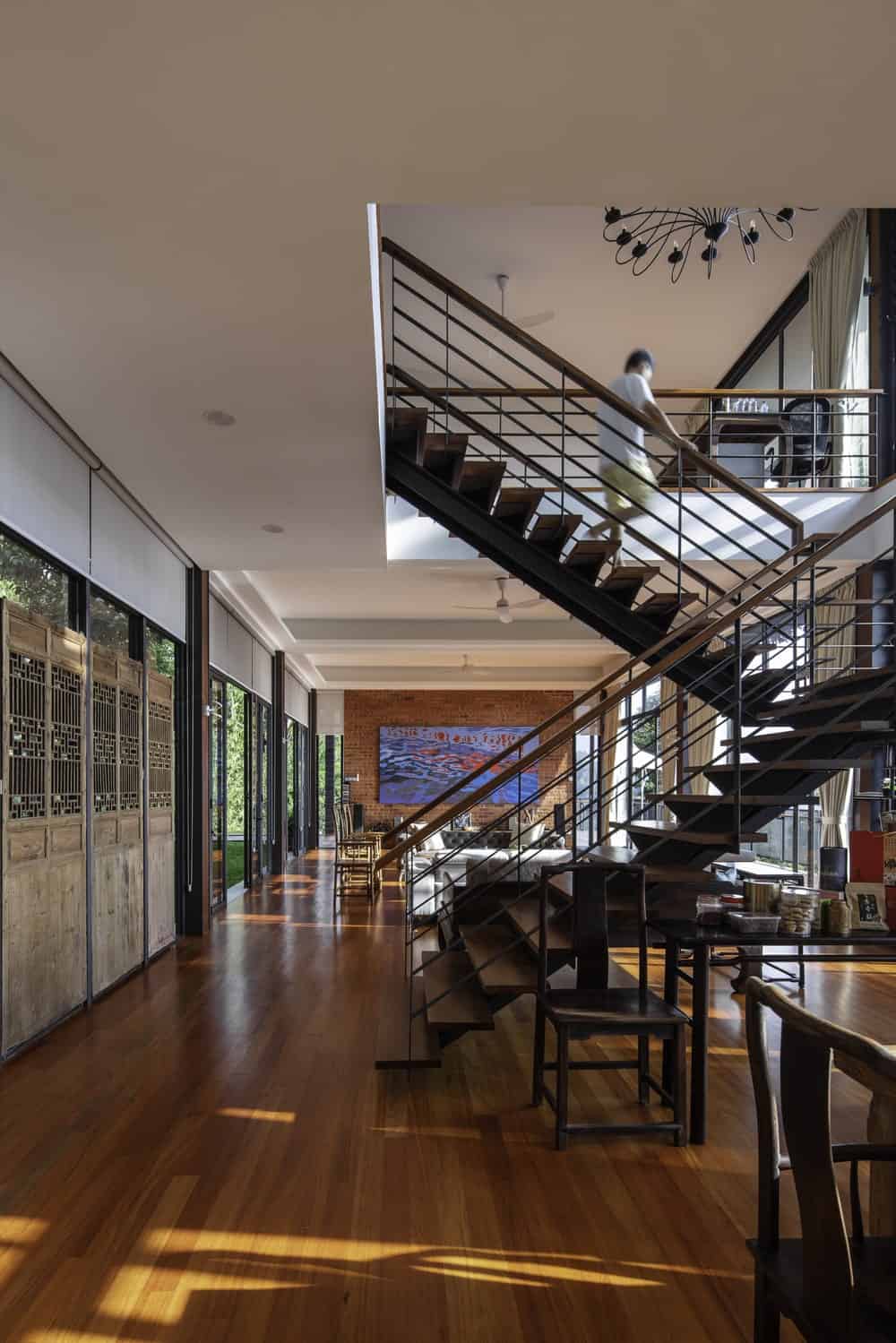 这是楼梯的外观，它也作为起居室和餐厅的屏障，位于相同的硬木地板上。