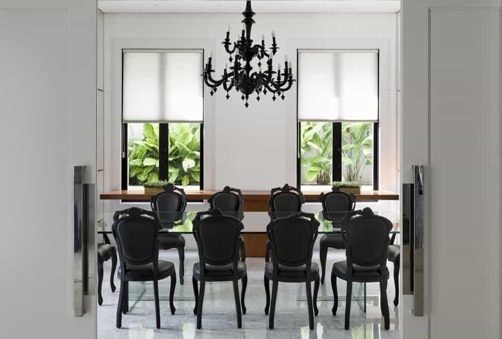 黑色的枝形吊灯与餐桌上的黑色椅子非常相配。