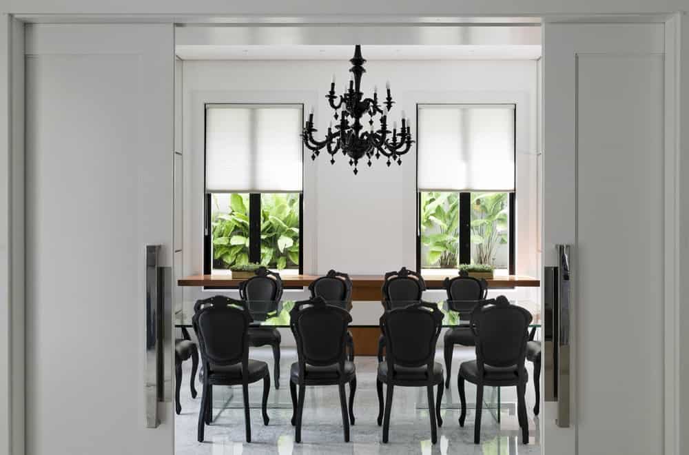 这是正式的用餐区，在白色天花板的映衬下，一盏黑色的枝形吊灯格外显眼。