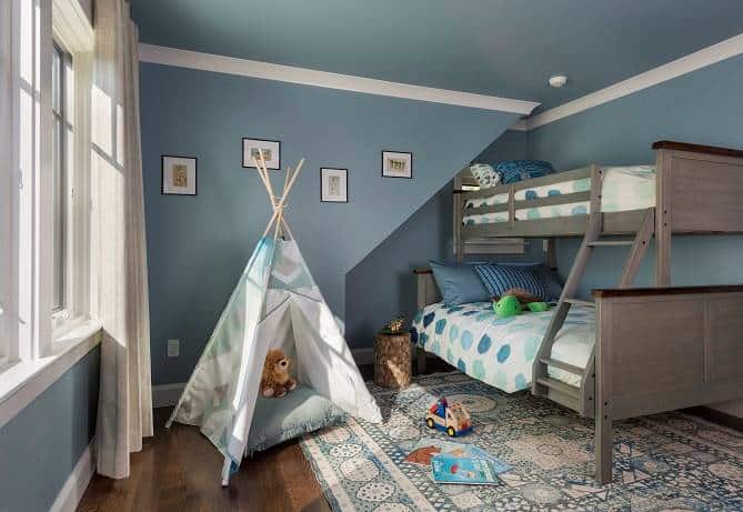 这间卧室提供了一张双层床，一个大的图案地毯，和一个完美的孩子帐篷。