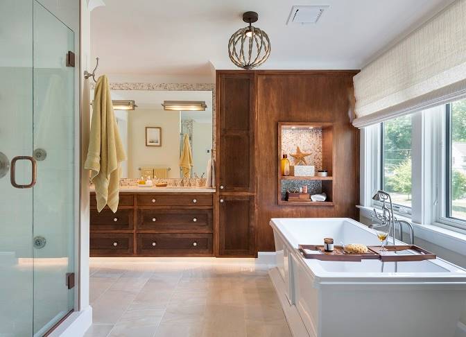 主浴室配备了一个步入式淋浴间、一个深浴缸和木制梳妆台。
