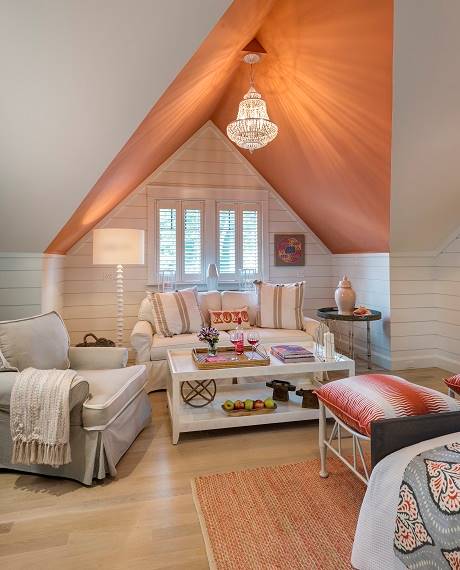 橙色的拱形天花板为客房增添了一抹鲜艳的色彩。